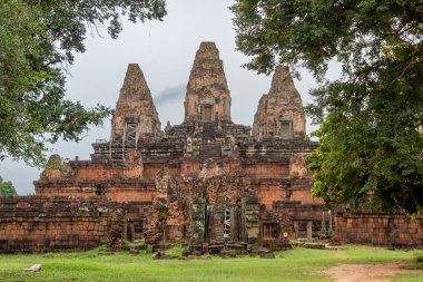 Seim Reap 'in yeşil ormanındaki Pre Rup Tapınağı kompleksinin taştan dış cephesi. Angkor Wat tarihi mekanı, Kamboçya