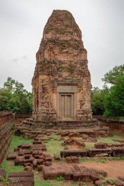 Seim Reap 'in yeşil ormanındaki Pre Rup Tapınağı kompleksinin taştan dış cephesi. Angkor Wat tarihi mekanı, Kamboçya