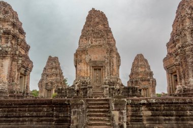 Angkor Wat tarihi parkı Siem Reap, Kamboçya 'daki Pre Rup tapınağının dışındaki taş tuğla harabeleri.