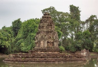 Taş kadar güzel bir tapınak harabesi. Bulutlu bir günde Angkor Wat kompleksindeki Neak Pean 'ın su birikintisinin üzerine inşa edilmiş bir tapınak.