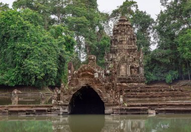 Taş kadar güzel bir tapınak. Kamboçya 'daki Angkor Wat kompleksindeki su gölü üzerindeki Neak Pean ejderhası tapınağı.