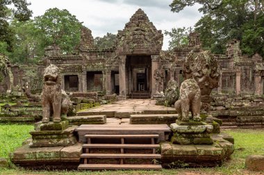 Moss, Angkor Wat 'ın yemyeşil ormanlarındaki Preah Khan Tapınağı girişinin yeşil taştan dış tasarımı olan Siem Reap Kamboçya' yı kaplamıştı.