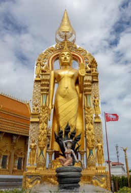 Güzel ayakta duran altın Buda heykeli ve tapınak antik şehir tarihi parkında mimari yapı tasarımı, Muang Boran