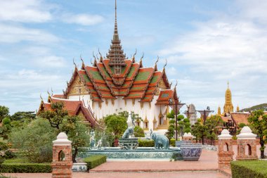 Dusit Maha Prasat Taht Salonu Pagoda Tapınağı 'nın renkli mimarisi Antik Siam Bangkok Tayland' da bir su birikintisi üzerine inşa ediliyor.