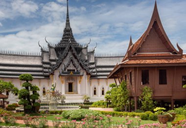 Santhe Prasat Taht Salonu 'nun detaylı mimarisi. Antik Şehir Siam Bangkok' taki güzel bahar bahçelerinde dış bina ve pagoda.