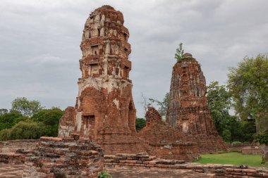 Kızıl tuğla ve taş tapınak harabeleri Wat Maha ormanlarında kompleks yapılar inşa ediyor Tayland 'daki Ayutthaya' da tarihi bir yer.