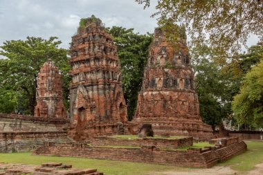 Kızıl tuğla ve taş tapınak harabeleri Wat Maha ormanlarında kompleks yapılar inşa ediyor Tayland 'daki Ayutthaya' da tarihi bir yer.