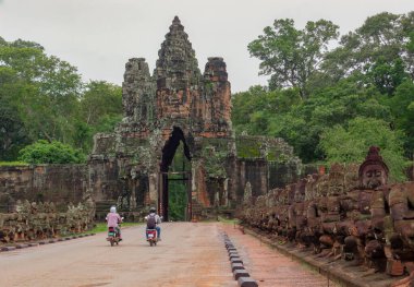 Taş Buda, Tonle Om Kapısı 'nda ve Angkor Thom' da motosikletçide detaylarla yüzleşecek. Angkor Wat tarihi mekanı, Siem Reap, Kamboçya