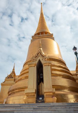 Bangkok Tayland 'daki Grand Palace' da bulunan altın pagoda yapısı. Fotoğraf güneşli bir günde çekildi.
