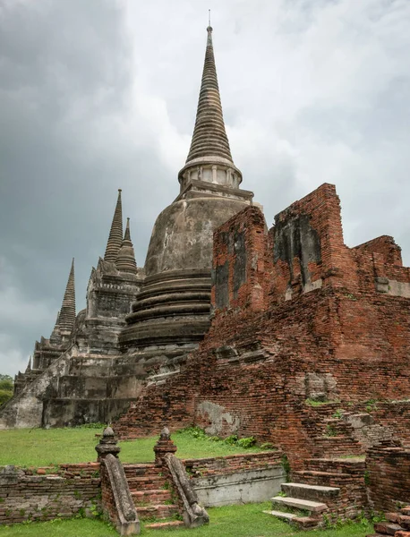 Kızıl tuğla ve taş tapınak, bulutlu bir gökyüzü gününde Tayland 'ın Ayutthaya kentindeki Wat Phra Si San