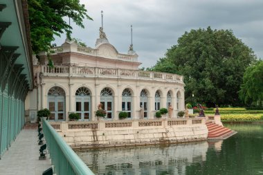 Ayutthaya Tayland 'daki Bang Pa Kraliyet Sarayı' ndaki taht binasının geleneksel mimarisi bulutlu bir günde