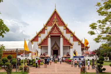 Kızıl Tapınak, bulutlu bir günde Tayland 'ın Ayutthaya kentinde Wat Phra Si Santhe tarihinin karmaşık yapılarını inşa ediyor.
