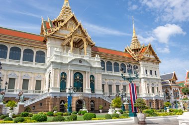 Bangkok, Tayland 'da Iconic Grand Palace Taht Binası ve Tayland bayrağı bulunmaktadır. Fotoğraf bulutlu bir günde çekildi.