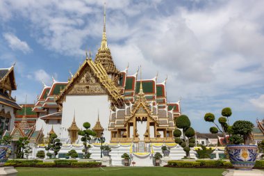 Bangkok, Tayland 'daki Iconic Grand Palace taht salonu. Fotoğraf güneşli, parçalı bulutlu bir günde çekildi.