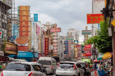Bangkok Tayland 'daki Çin Mahallesi' nde renkli reklam ilanları. Fotoğraf bulutlu bir günde çekildi.