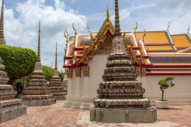 Tayland 'ın Bangkok kentindeki Büyük Saray' da bulunan renkli, küçük Tayland pagodaları. Fotoğraf bulutlu bir günde çekildi.