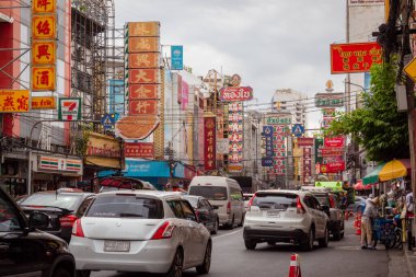 Bangkok Tayland 'daki Çin Mahallesi' nde renkli reklam ilanları. Fotoğraf bulutlu bir günde çekildi.