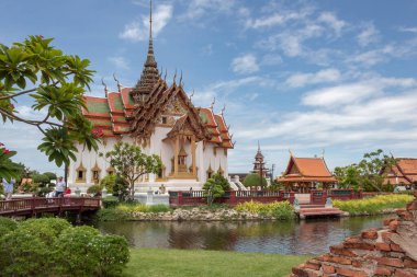 Dusit Maha Prasat Taht Salonu Pagoda Tapınağı 'nın renkli mimarisi Antik Siam Bangkok Tayland' da bir su birikintisi üzerine inşa ediliyor.