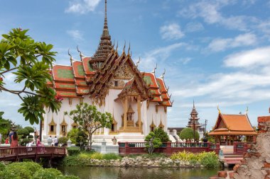Dusit Maha Prasat Taht Salonu Pagoda Tapınağı 'nın renkli mimarisi Antik Siam Bangkok Tayland' da bir su birikintisi üzerine inşa ediliyor.
