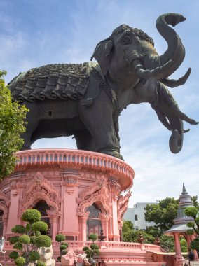 Bangkok Tayland 'daki Erawan Müzesi' ndeki pembe fil tapınağı. Fotoğraf güneşli bir günde çekildi.