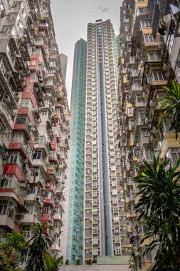 Quarry Bay, Hong Kong 'un eski yerleşim bölgesinde yoğun nüfuslu evler. Lakabı 
