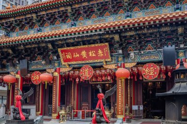 Wong Tai Sin Tapınağı inşaatı ve Hong Kong 'da bulunan fenerler. Fotoğraf bulutlu bir günde çekildi.