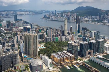 Hong Kong şehrinin ufuk çizgisi manzarası. Fotoğraf bulutlu bir günde çekildi.