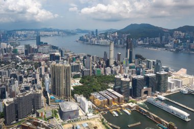Hong Kong şehrinin ufuk çizgisi manzarası. Fotoğraf bulutlu bir günde çekildi.
