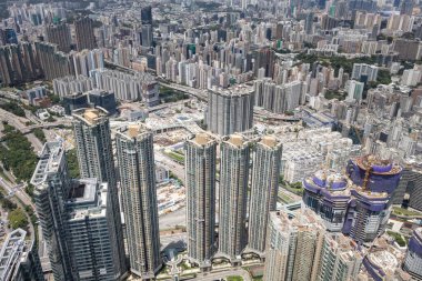 Hong Kong şehrinin ufuk çizgisi manzarası. Fotoğraf bulutlu bir günde çekildi.