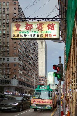 Hong Kong şehir merkezindeki binalar ve iş yerleri boyunca renkli neon reklamlar. Fotoğraf akşamleyin çekildi.