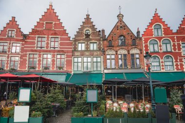 Belçika 'nın Flanders kentindeki Markt Pazar Meydanı' nda renkli geleneksel yapı mimarisi..