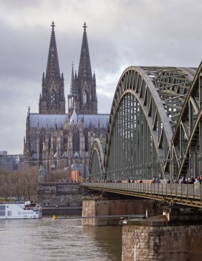 Ren Nehri boyunca Hohenzollern Köprüsü ve Koln Katedrali manzarası