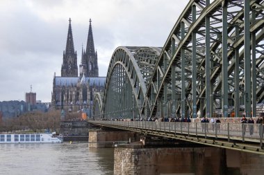 Ren Nehri boyunca Hohenzollern Köprüsü ve Koln Katedrali manzarası