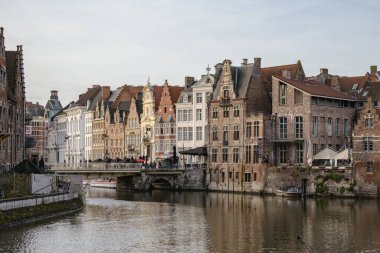 Gent Belçika 'da bir kanal boyunca geleneksel tuğla ve taş mimari binalar. Fotoğraf bulutlu bir günde çekildi.