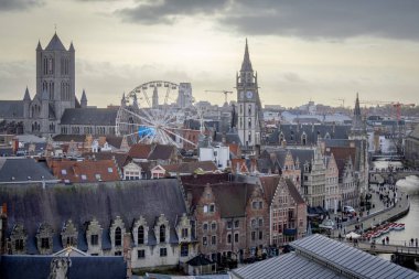 Gent Flanders Belçika 'daki köy mimarisinin güzel gökyüzü çizgisi bulutlu.