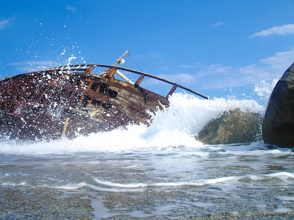 เรือพังบนชายหาดที่มีท้องฟ้าสีฟ้า . — ภาพถ่ายสต็อก