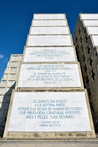 Внешний вид маяка Христофора Колумба с надписями вблизи. Санто-Доминго, Доминиканская Республика . — стоковое фото