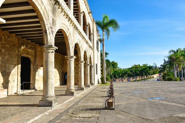 Alcazar de Colon i plac hiszpański (Plaza de Espana) w Santo Domingo, Dominikana. — Zdjęcie stockowe