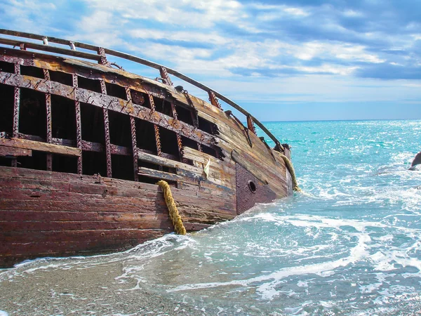 Naufrágio de um navio após uma tempestade . — Fotografia de Stock