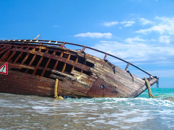 Naufrágio de um navio após uma tempestade . — Fotografia de Stock