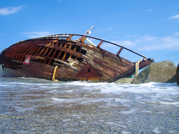 Shipwreck of a vessel after a storm. — Stock Photo, Image