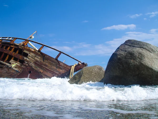 Shipwreck of a vessel after a storm. — Stock Photo, Image