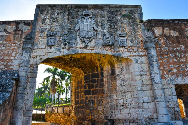Дверь Алькасар-де-Колон - Санто-Доминго, Доминиканская Республика . — стоковое фото