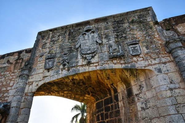 Дверь Алькасар-де-Колон - Санто-Доминго, Доминиканская Республика . — стоковое фото