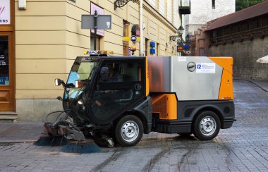 Krakow, Polonya - Temmuz 13: 13 Temmuz 2015 yılında Krakow, Polonya üzerinde şehir merkezinde, sokakları Temizleme için aygıtlar