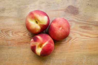 Ahşap arka plan üzerinde izole şeftali