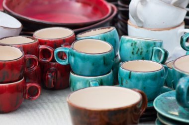 Seramik sofra. Boyalı çanak çömlek