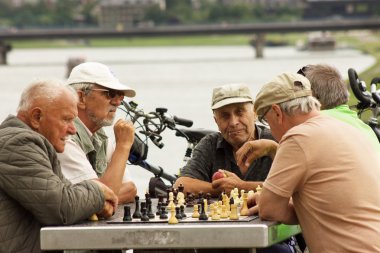 Krakow, Polonya - Temmuz 13: yaşlı adamlar bir parkta satranç üzerinde 13 Temmuz 2016 Krakow, Polonya için oynuyorsun