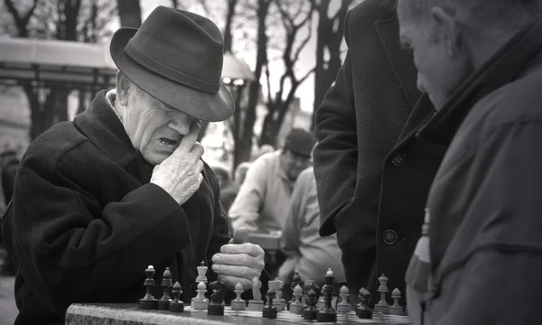 Kiev, Ucrânia - 5 de setembro: Velhos homens jogando xadrez no parque, em 5 de setembro de 2010 em Kiev, Ucrânia . — Fotografia de Stock