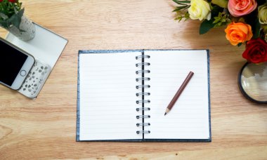 Beyaz: Not defteri ve tüm aletleri ile Ofis Masası